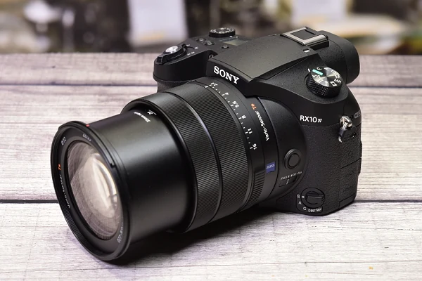 Recenze ultrazoom Sony DSC-RX10 IV (2018)