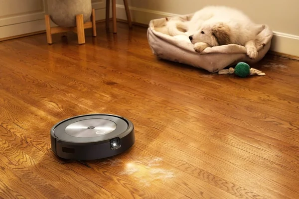 Recenze robotick vysava na zvec chlupy iRobot Roomba j7+ (2022)