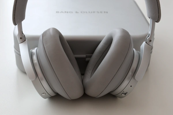 Recenze bezdrátová sluchátka přes hlavu Bang & Olufsen BeoPlay H95 (2021)