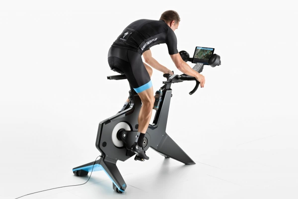 Recenze cyklotrenar Tacx NEO Bike (2023)